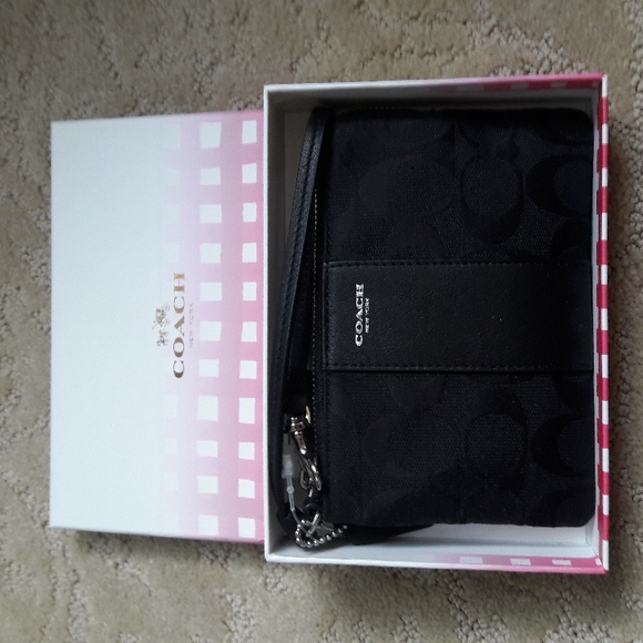Coach Small Signature Wristlet-Still Has Tags - Picture 4 of 5